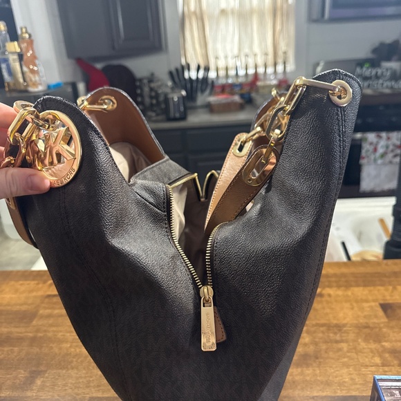 Michael Kors Lillie Large Signature Logo Bag - Picture 2 of 7